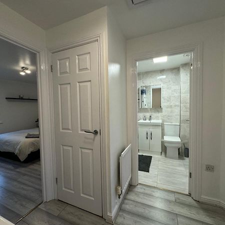 Spacious 3 Bedroom Home, With Private Driveway 5 Minutes From Excel Centre & Custom House Лондон Екстериор снимка