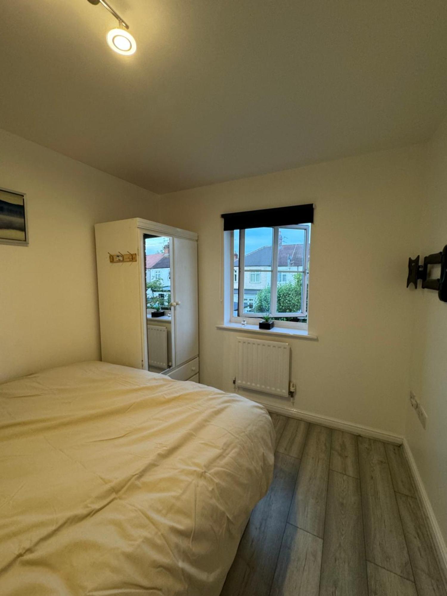 Spacious 3 Bedroom Home, With Private Driveway 5 Minutes From Excel Centre & Custom House Лондон Екстериор снимка