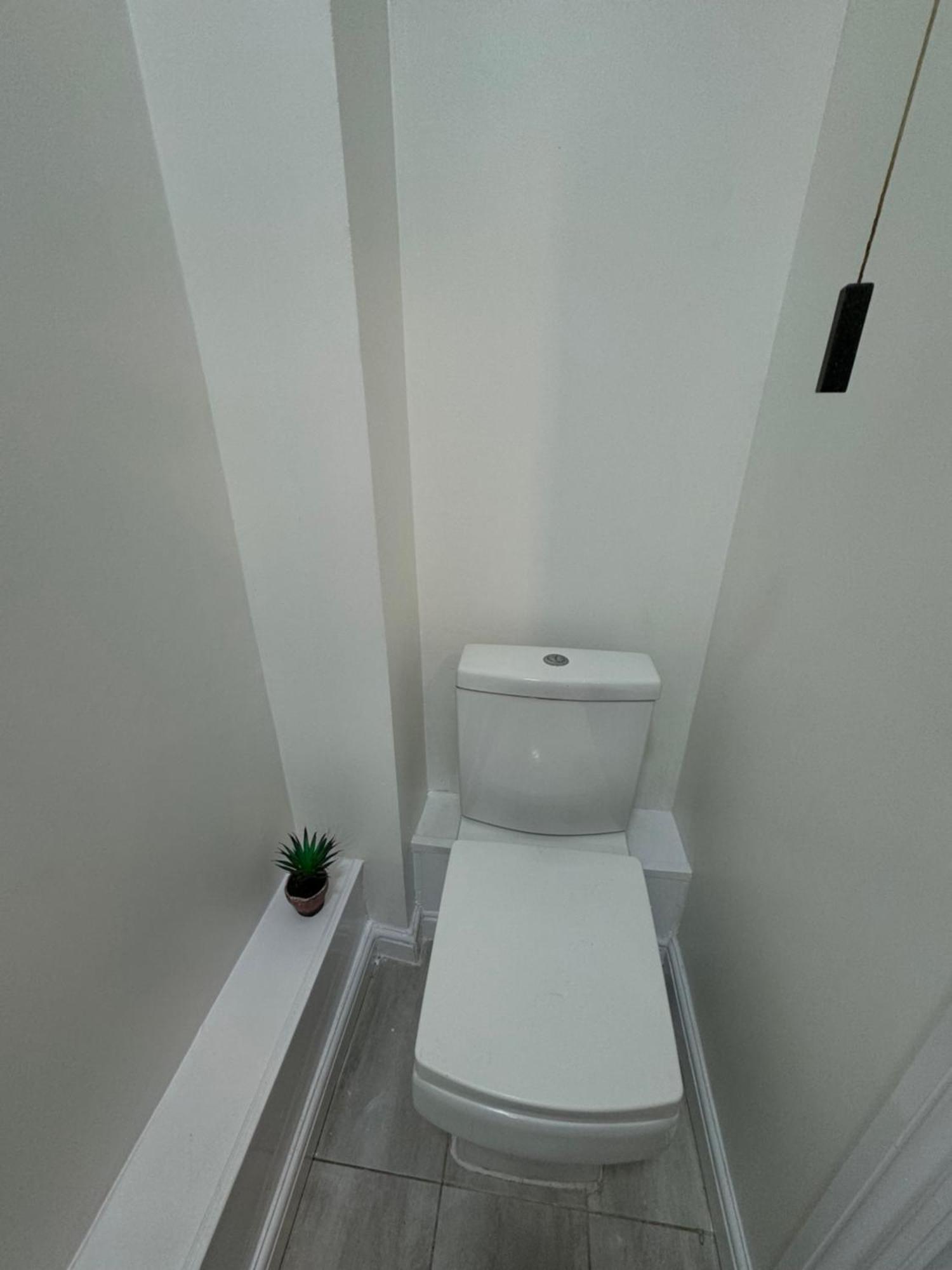 Spacious 3 Bedroom Home, With Private Driveway 5 Minutes From Excel Centre & Custom House Лондон Екстериор снимка