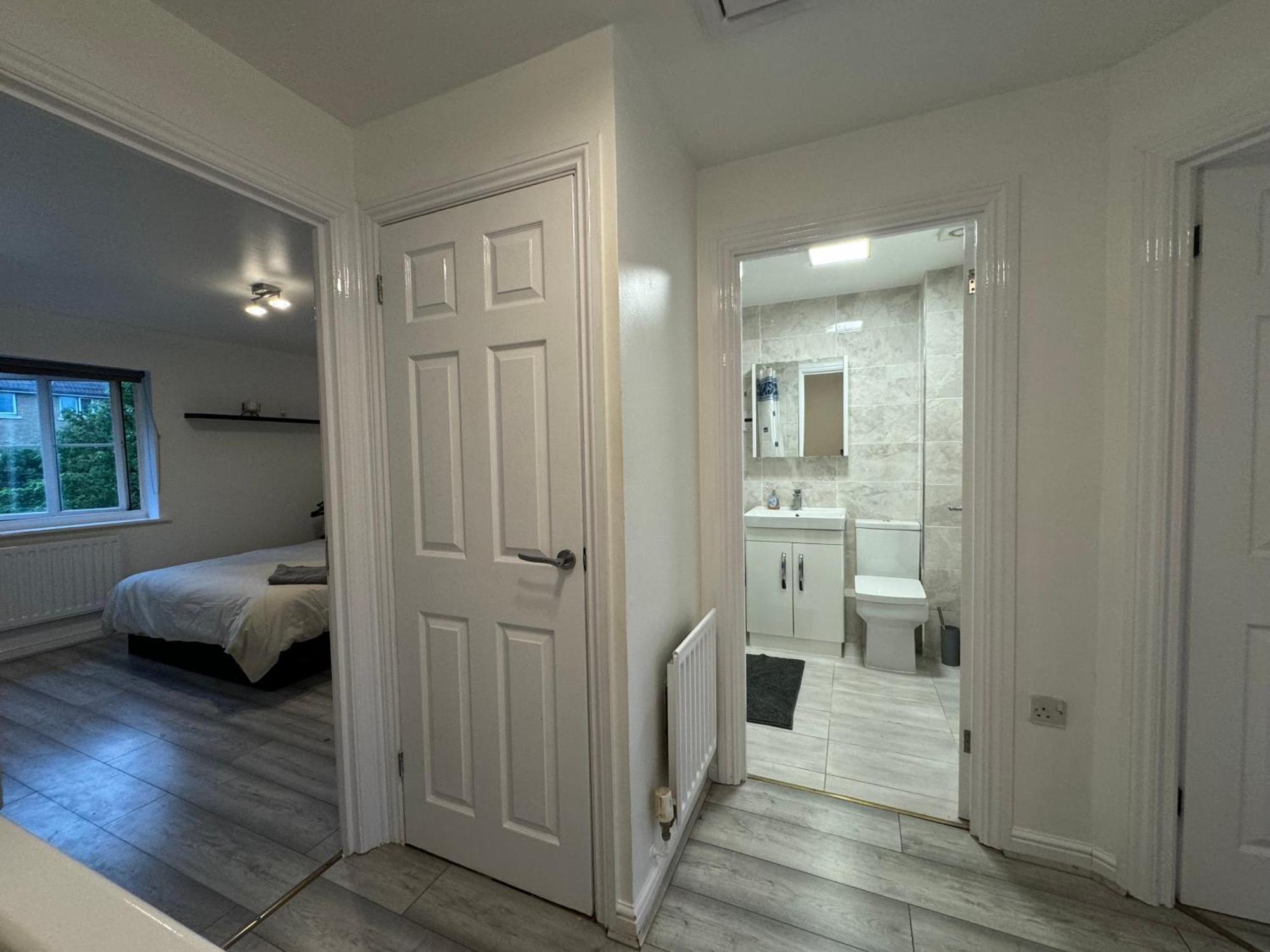Spacious 3 Bedroom Home, With Private Driveway 5 Minutes From Excel Centre & Custom House Лондон Екстериор снимка