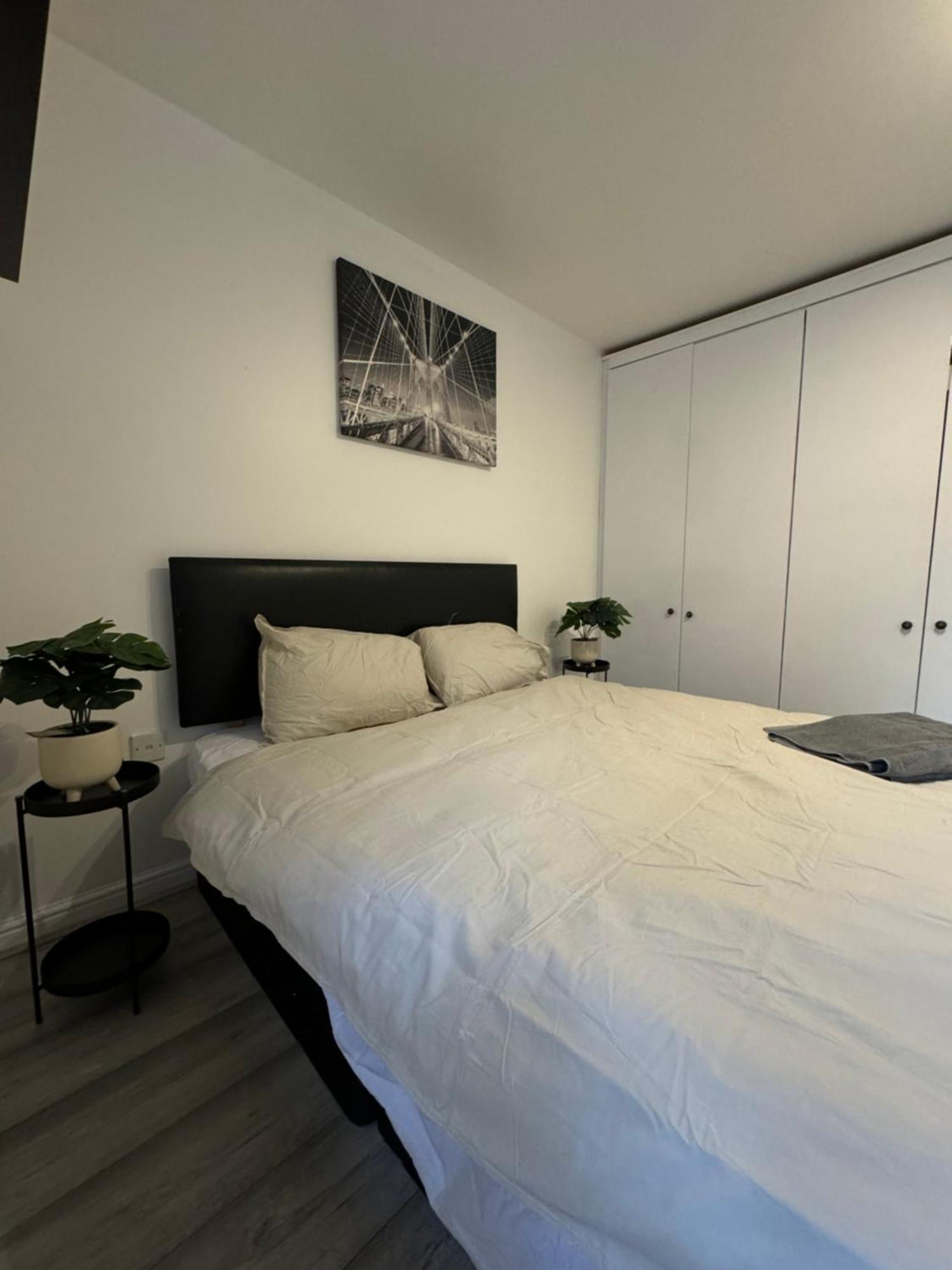 Spacious 3 Bedroom Home, With Private Driveway 5 Minutes From Excel Centre & Custom House Лондон Екстериор снимка