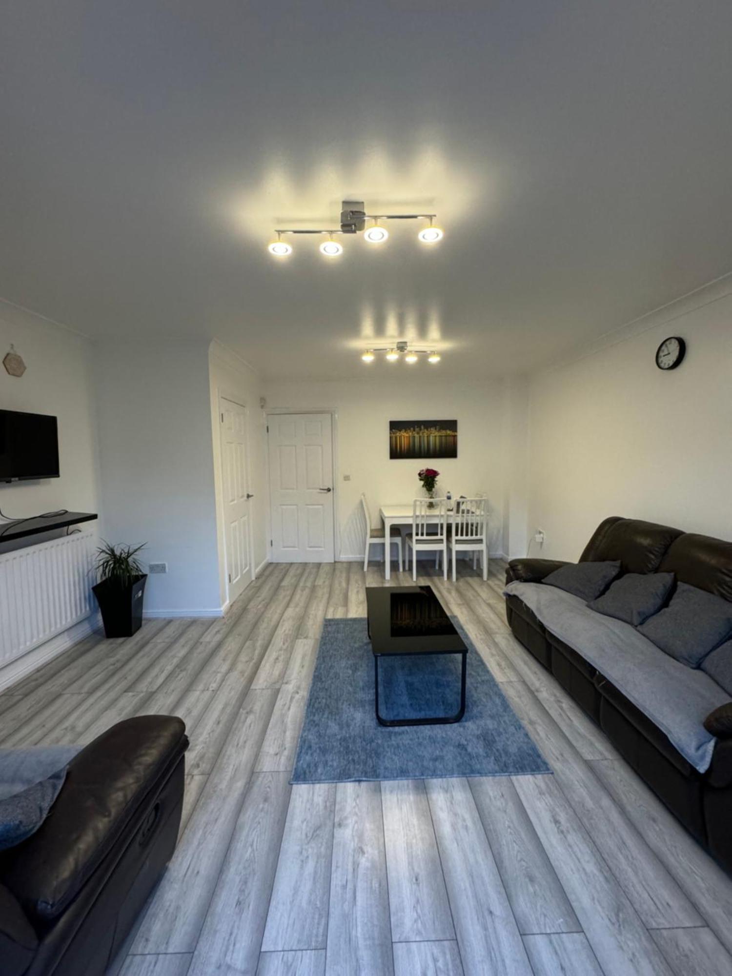 Spacious 3 Bedroom Home, With Private Driveway 5 Minutes From Excel Centre & Custom House Лондон Екстериор снимка