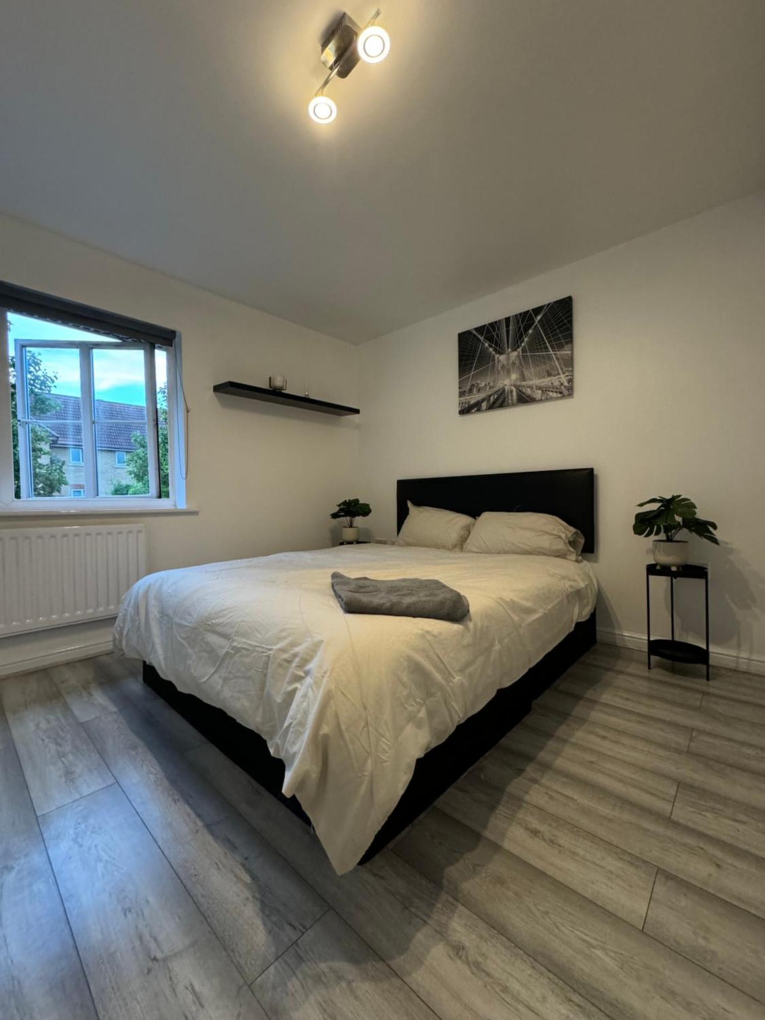 Spacious 3 Bedroom Home, With Private Driveway 5 Minutes From Excel Centre & Custom House Лондон Екстериор снимка