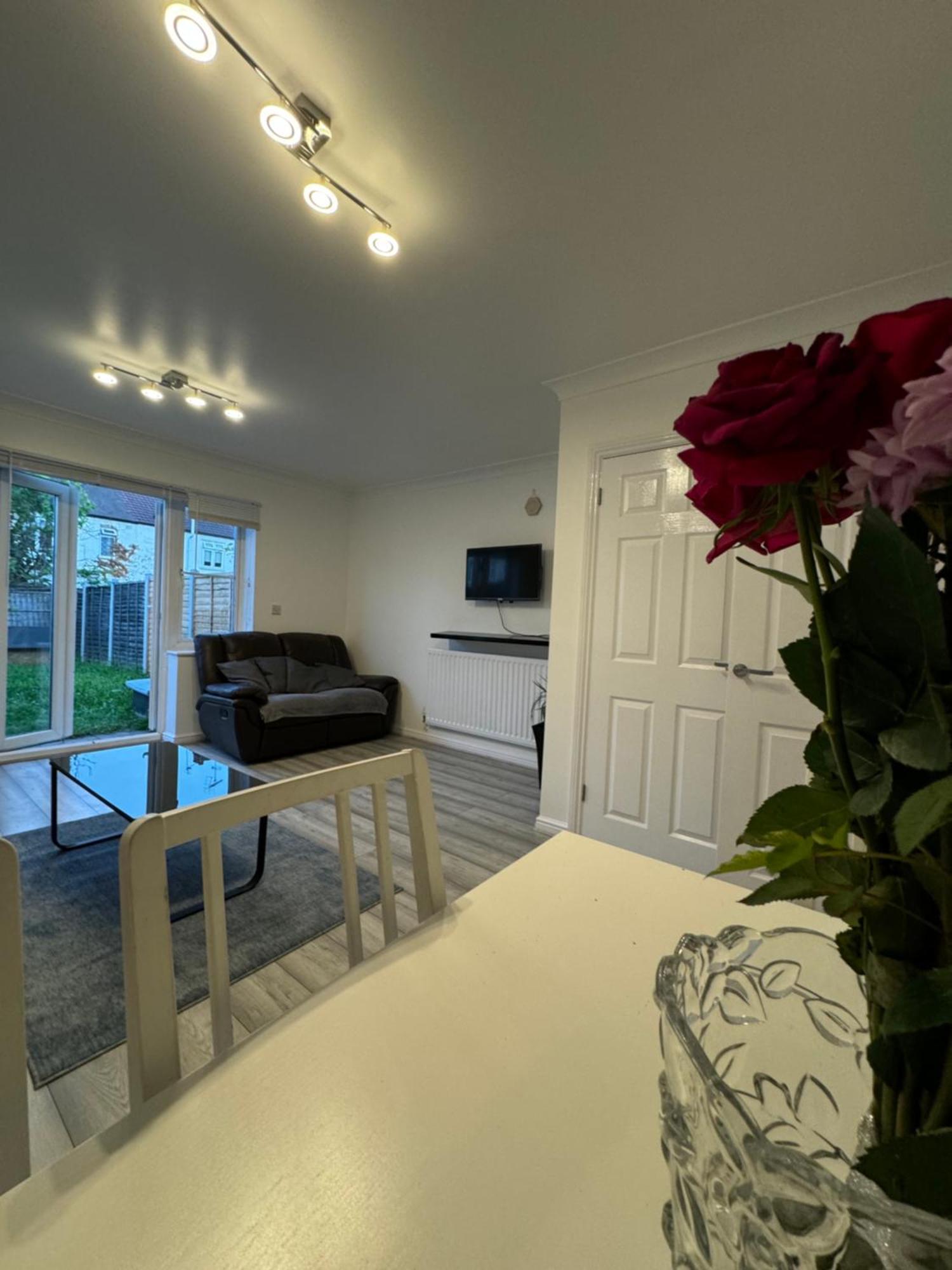 Spacious 3 Bedroom Home, With Private Driveway 5 Minutes From Excel Centre & Custom House Лондон Екстериор снимка