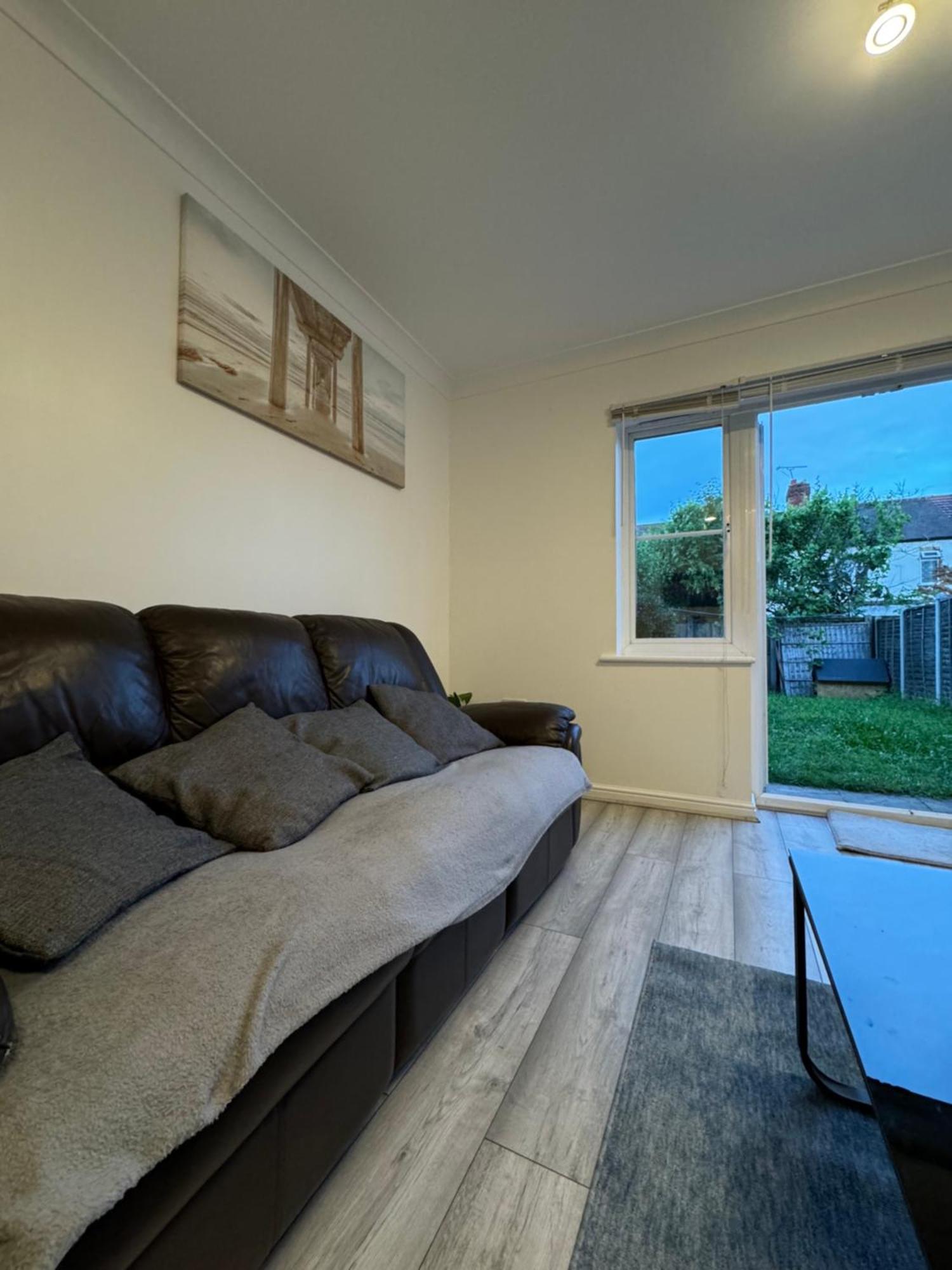 Spacious 3 Bedroom Home, With Private Driveway 5 Minutes From Excel Centre & Custom House Лондон Екстериор снимка