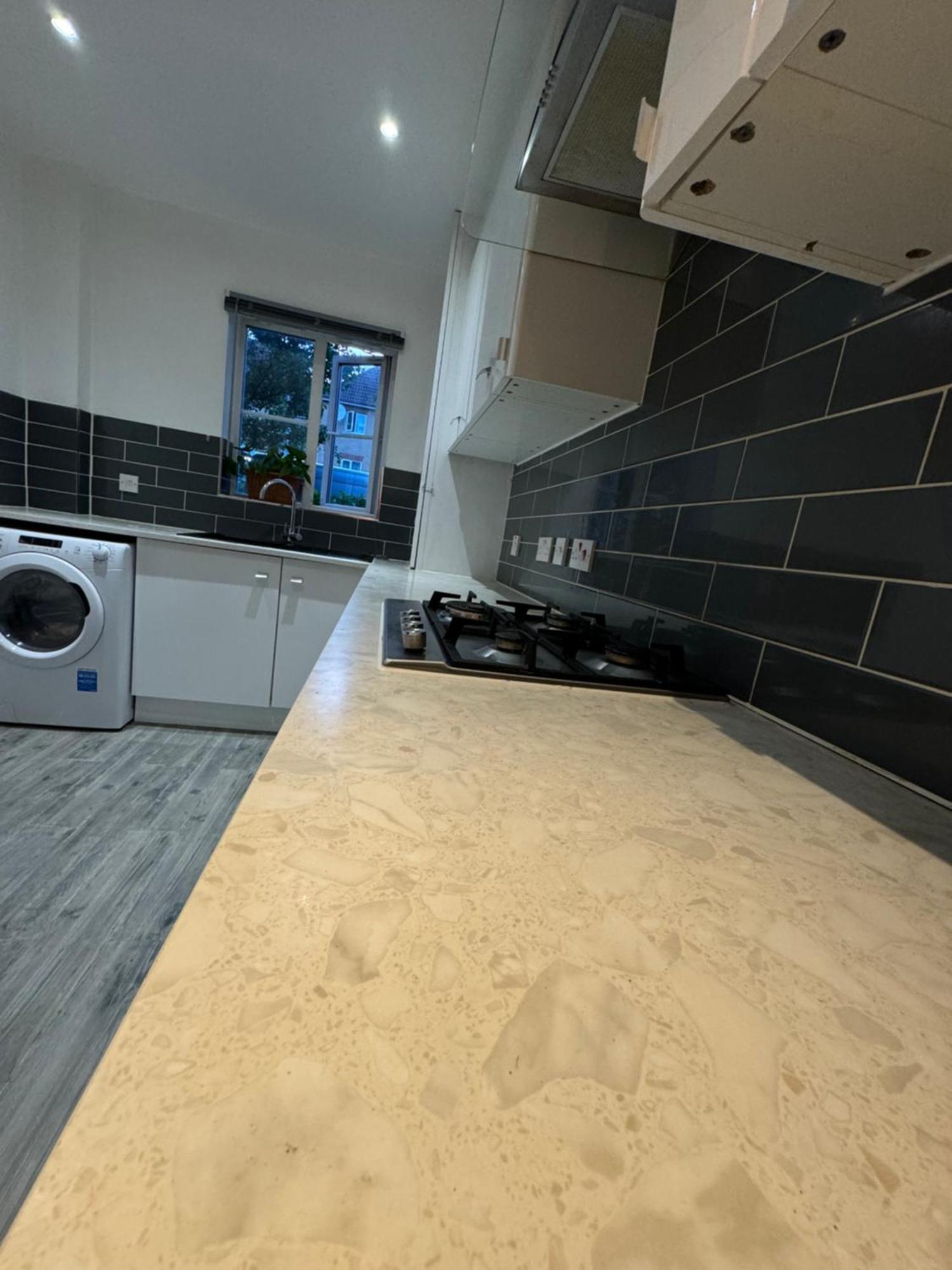 Spacious 3 Bedroom Home, With Private Driveway 5 Minutes From Excel Centre & Custom House Лондон Екстериор снимка