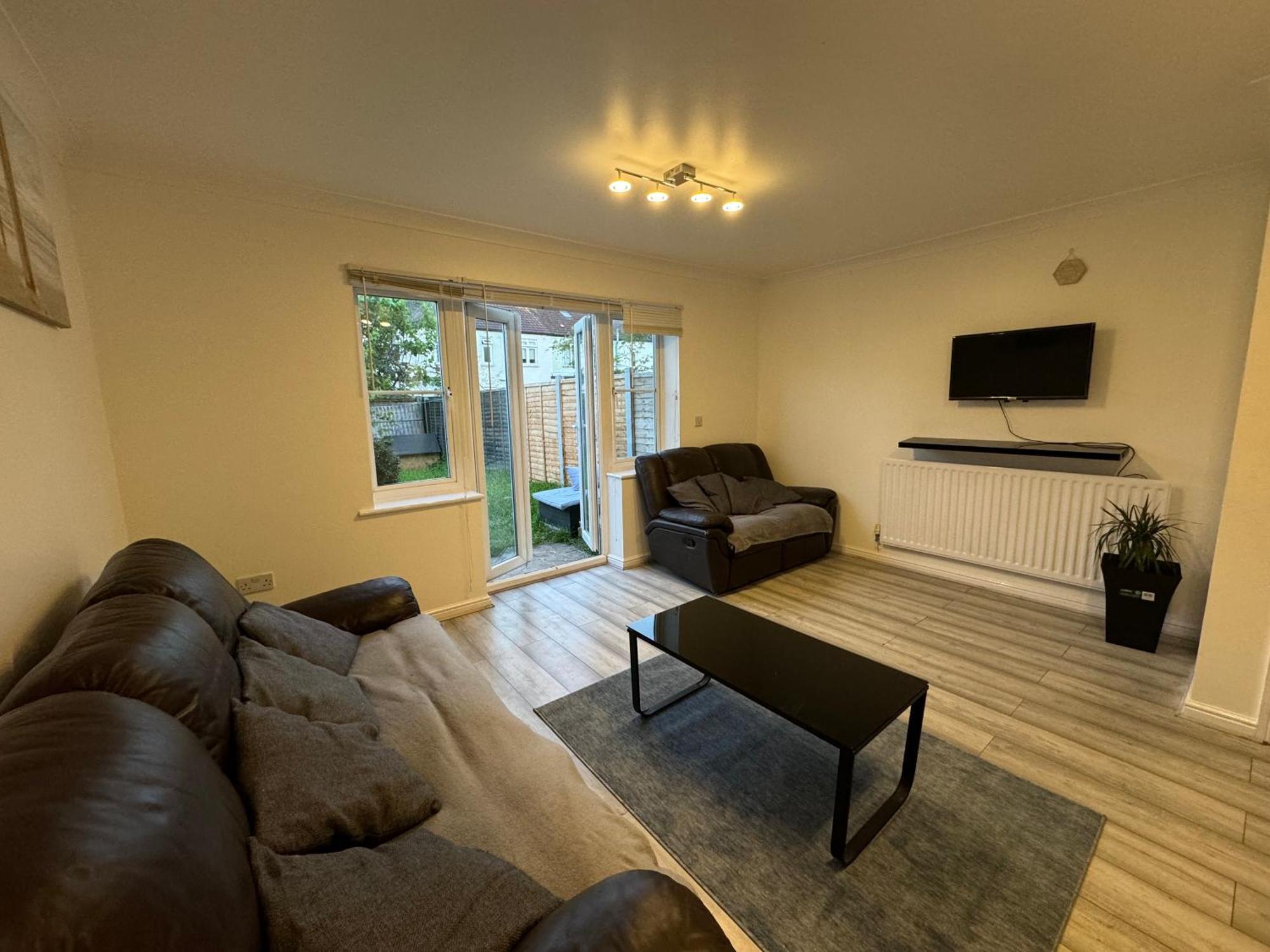 Spacious 3 Bedroom Home, With Private Driveway 5 Minutes From Excel Centre & Custom House Лондон Екстериор снимка
